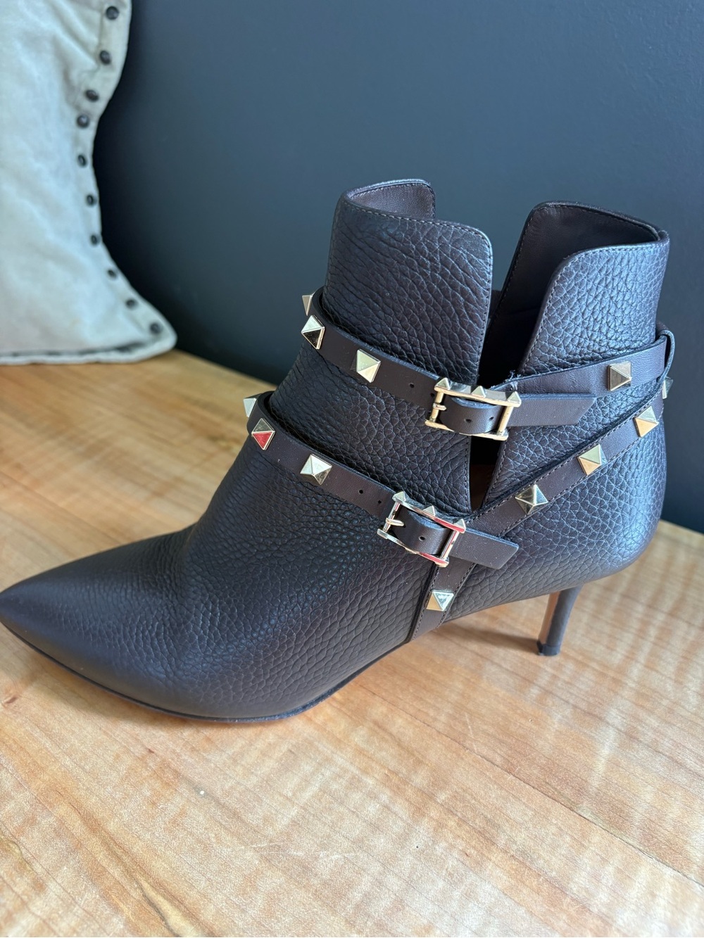 Valentino Garavani Brown Pebbled Leather Studded Rockstud Leather Boots 38.5